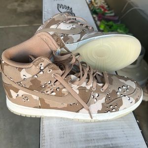 Nike DUNK  womens size 12  - camo sand